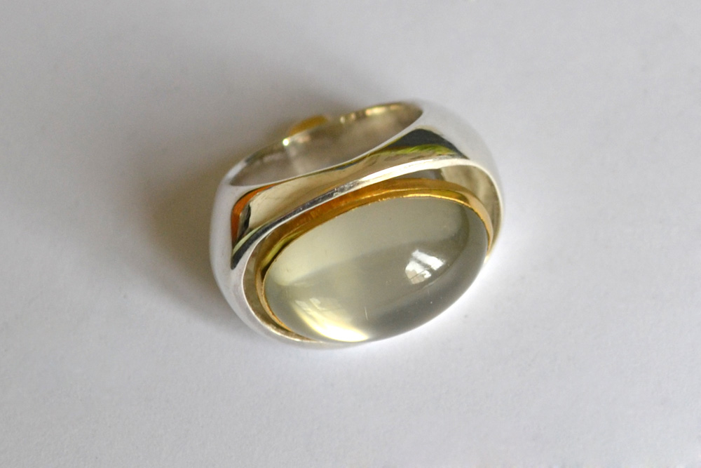 Ring in silver, gold and moonstone