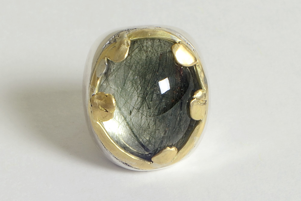 Ring in silver, gold and quartz with inclusions