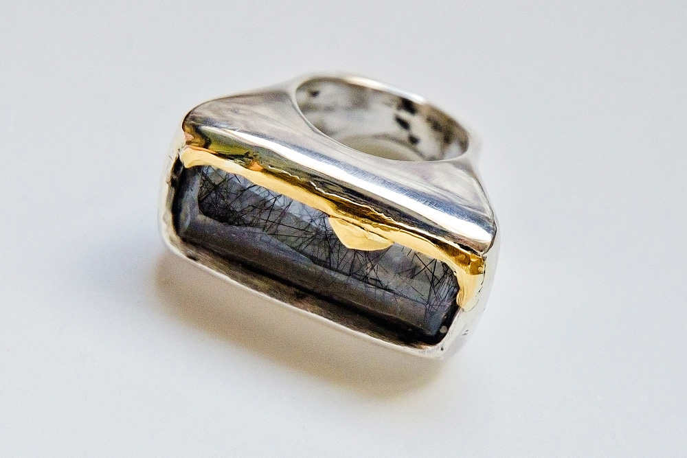 Ring in silver, gold and quartz with inclusions