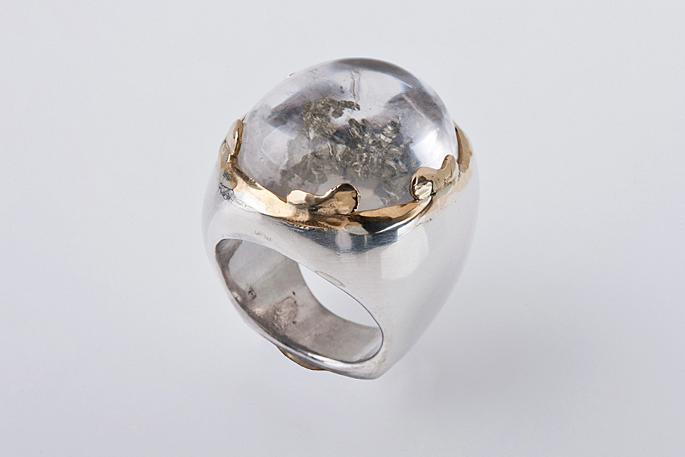 Ring in gold, silver and quartz with inclusions