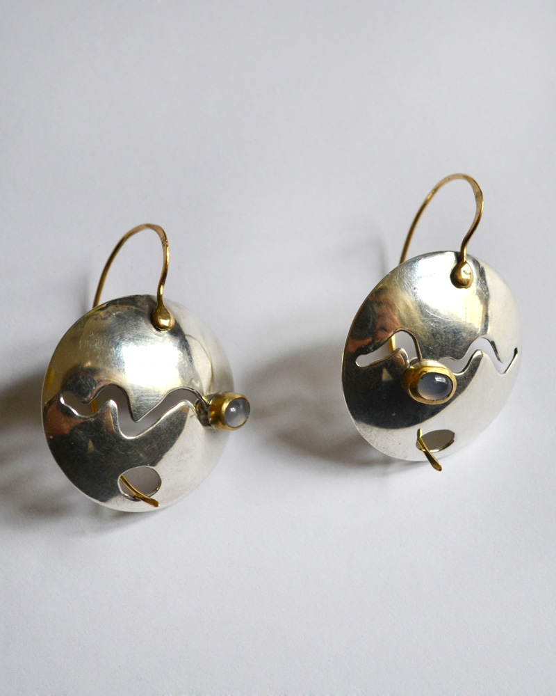 Earrings in gold, silver and iolite