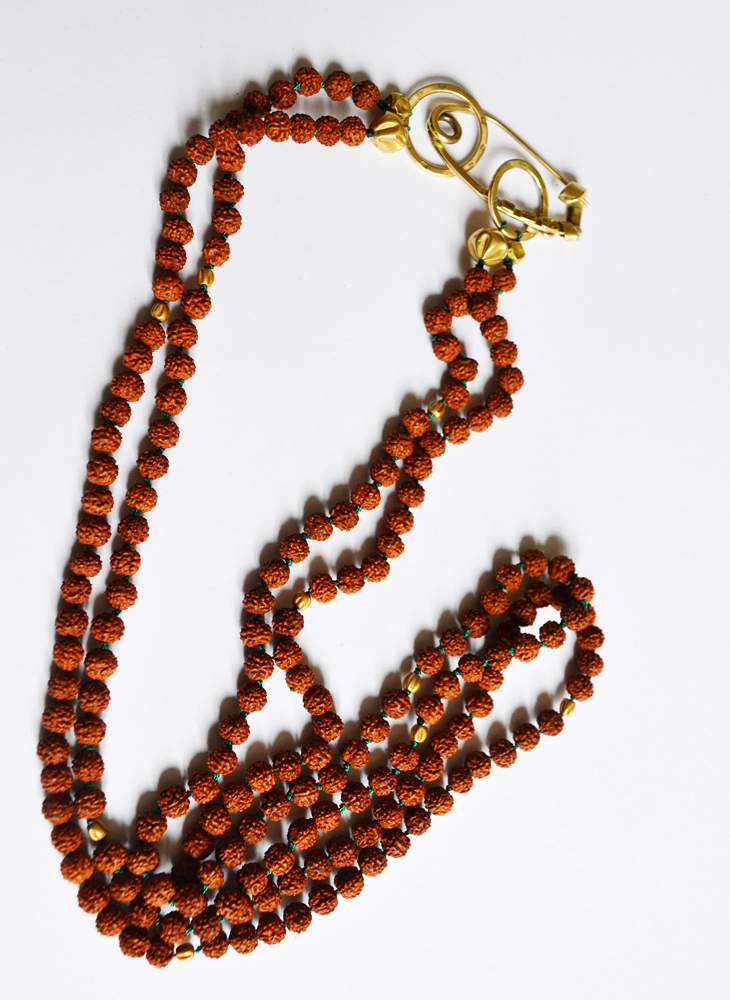 Necklace in gold and rudraksha beads