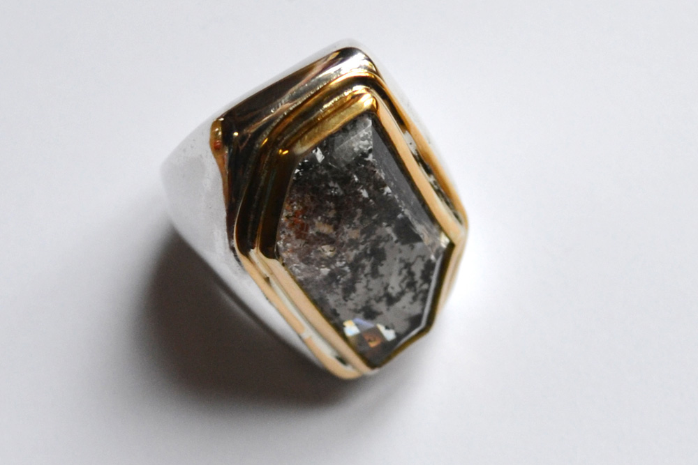Ring in silver, gold and quartz with inclusions