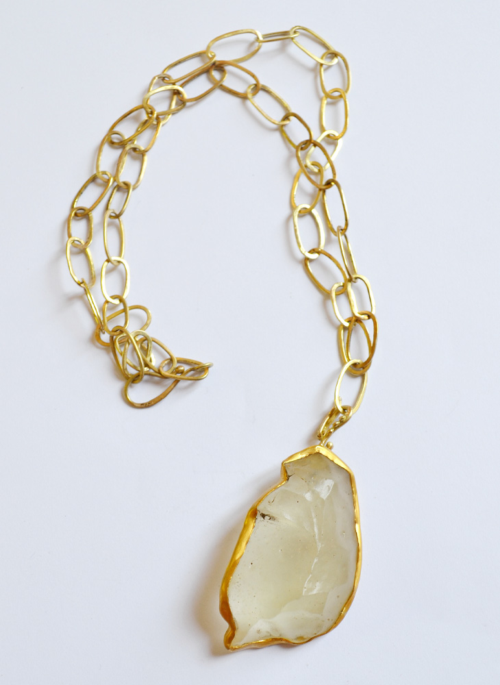 Necklace in gold and lybic glass