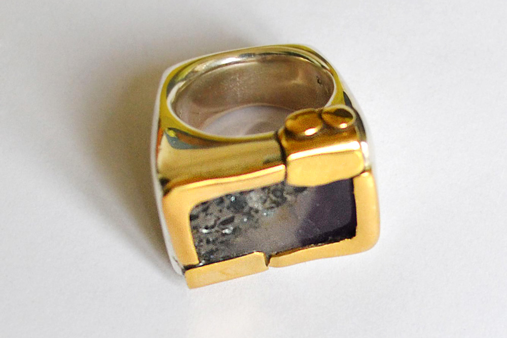 Ring in silver, gold and quartz with inclusions