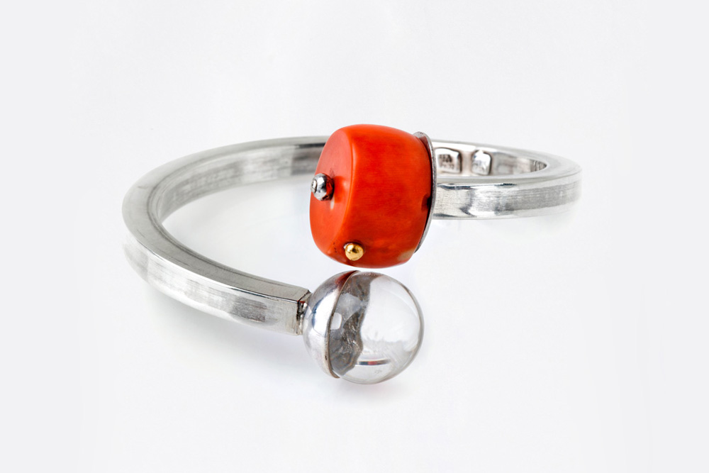 Bracelet in silver, gold, coral and crystal