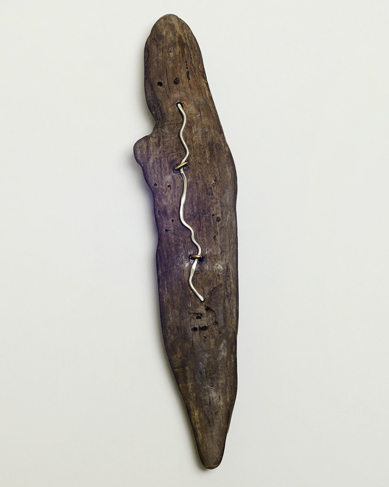 Brooch in silver and wood
