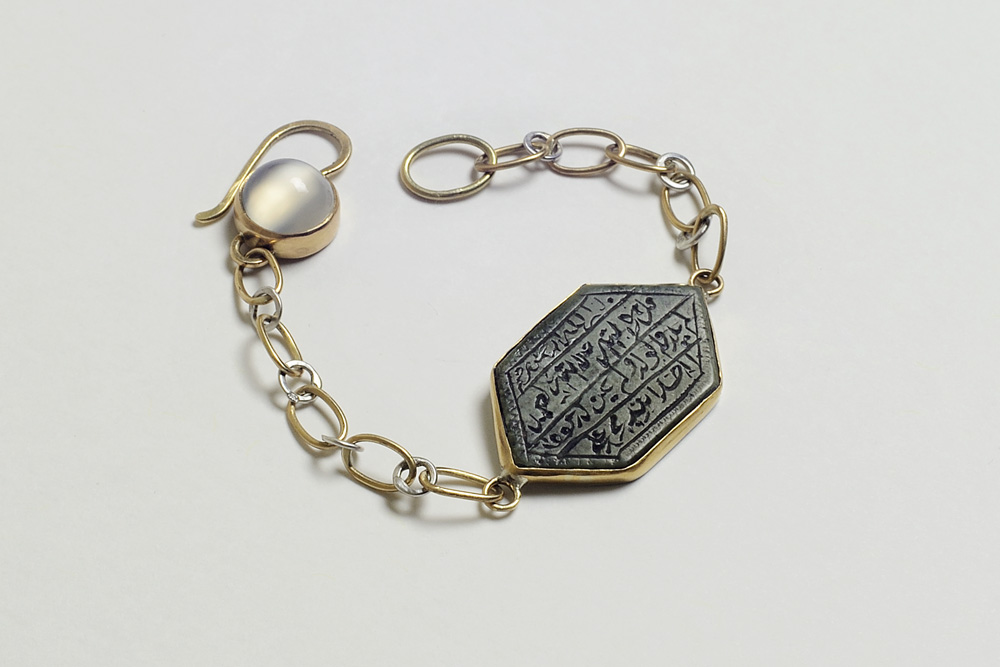 Bracelet in gold, moonstone and serpentine