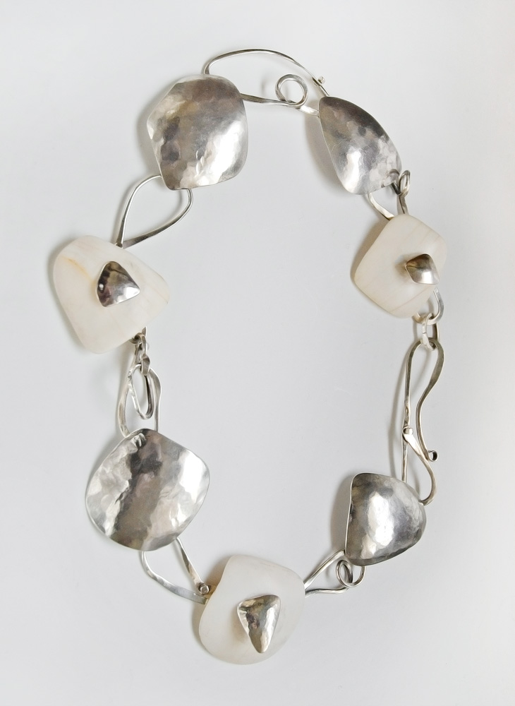 Necklace in silver and shells