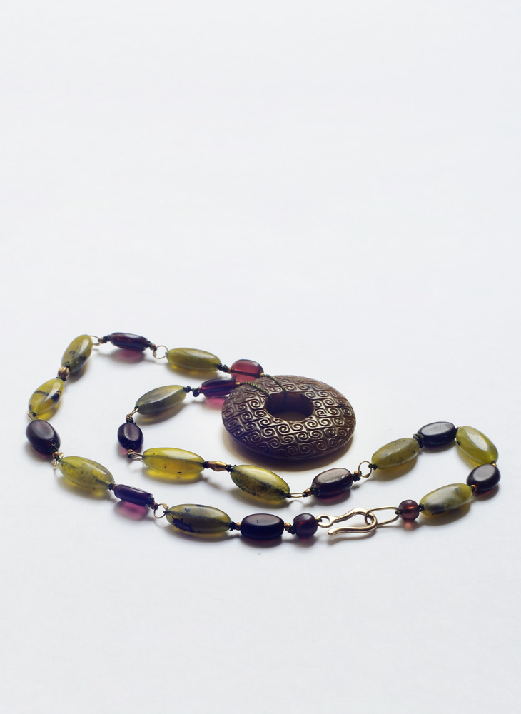 Necklace in gold, nephrite, garnet and agate