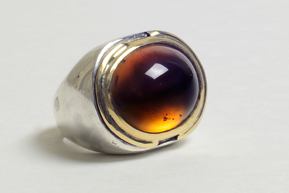 Ring in silver, gold and amber