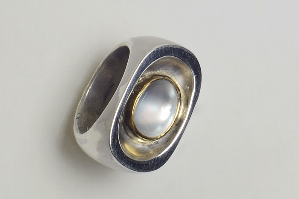 Ring in silver, gold and moonstone