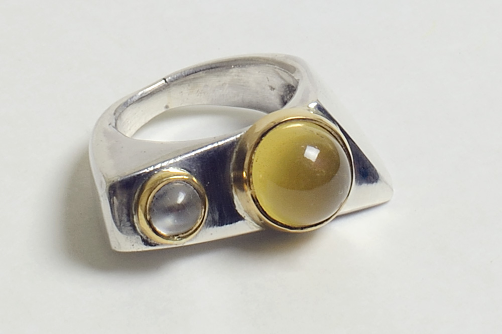 Ring in gold, silver, prehnite and moonstone